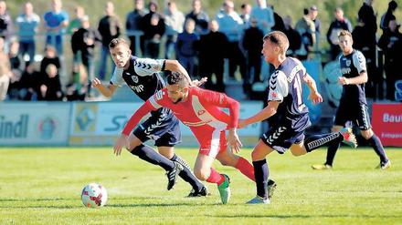 Kein Durchkommen. Der FSV Optik Rathenow fand am Sonntag kein wirksames Mittel gegen den SV Babelsberg 03, der mit 2:0 gewann. Hier wird Hakan Cankaya (Mitte) von den Nulldreiern Lavro Sindik (l.) und Manuel Fuster wirkungsvoll gestört.