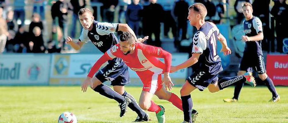 Kein Durchkommen. Der FSV Optik Rathenow fand am Sonntag kein wirksames Mittel gegen den SV Babelsberg 03, der mit 2:0 gewann. Hier wird Hakan Cankaya (Mitte) von den Nulldreiern Lavro Sindik (l.) und Manuel Fuster wirkungsvoll gestört.