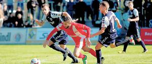Kein Durchkommen. Der FSV Optik Rathenow fand am Sonntag kein wirksames Mittel gegen den SV Babelsberg 03, der mit 2:0 gewann. Hier wird Hakan Cankaya (Mitte) von den Nulldreiern Lavro Sindik (l.) und Manuel Fuster wirkungsvoll gestört.