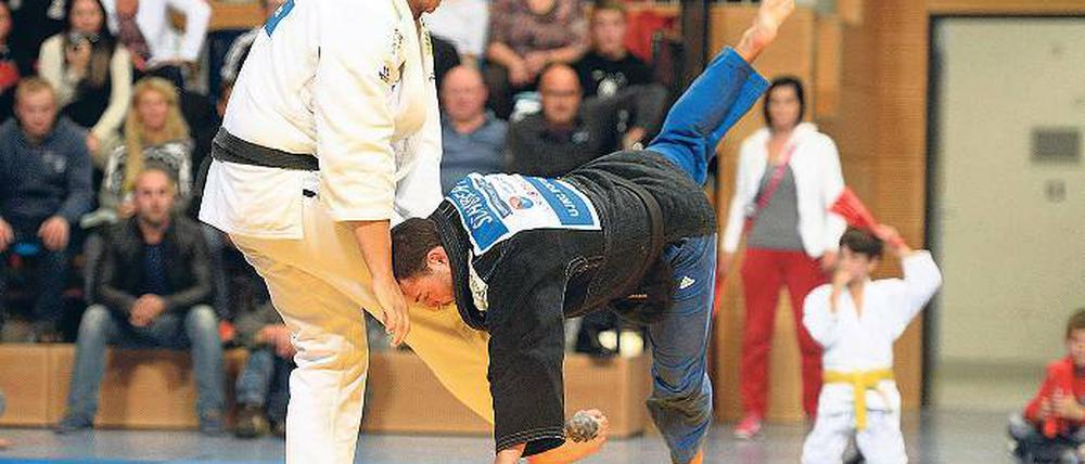 Das war’s. Fabian Hubert wirft Phillipp Hollmann – und Leipzig jubelt.