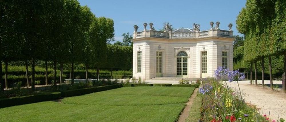 Park Sanssouci? Nicht ganz. Dieses Lustschlösschen steht in Versailles.