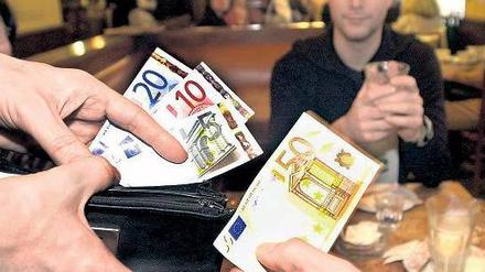 Machen Sie fünfzehn. Auswärts zu essen und zu trinken ist in Berlin so günstig wie kaum irgendwo in Deutschland. Trotzdem bedenken Gäste die Servicekräfte nicht mit üppigem Trinkgeld.