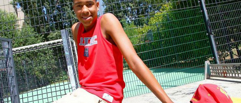 Der 15-jährige Amani spricht offen über Diskriminierung.