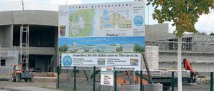 Baustelle Blütentherme. Auf dem Bauschild wird noch die Fertigstellung in diesem Jahr versprochen.