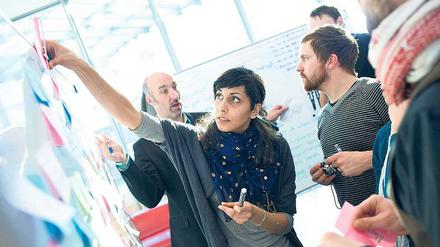 Ergiebige Zettelwirtschaft. In der Design-Thinking-Methode müssen die Ideen unter Zeitdruck gesammelt werden.