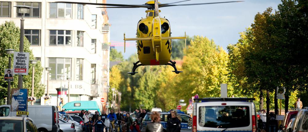 Einsatz in Berlin-Mitte: Zwei Polizisten kamen schwer verletzt ins Krankenhaus.