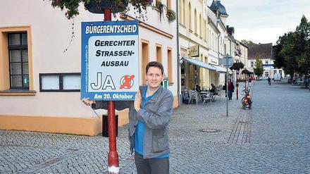 Es geht los. Péter Vida, Chef der „Unabhängigen Fraktion“ im Bernauer Stadtparlament, kämpft ab diesem Wochenende für den von ihm und seinen Mitstreitern betriebenen Bürgerentscheid. Am 20. Oktober ist die Abstimmung, bis dahin müssen sie mindestens 25 Prozent der wahlberechtigten Bernauer gewinnen. Hier zeigt Vida ein Plakat in Rathausnähe.