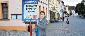 Es geht los. Péter Vida, Chef der „Unabhängigen Fraktion“ im Bernauer Stadtparlament, kämpft ab diesem Wochenende für den von ihm und seinen Mitstreitern betriebenen Bürgerentscheid. Am 20. Oktober ist die Abstimmung, bis dahin müssen sie mindestens 25 Prozent der wahlberechtigten Bernauer gewinnen. Hier zeigt Vida ein Plakat in Rathausnähe.