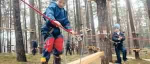 Nicht ablenken lassen. Schnell geht der Tritt daneben. Dank Sicherungsseil und Karabinern fällt man aber nur 20 Zentimeter tief.