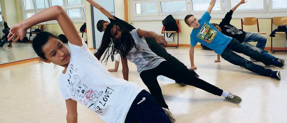 Am Boden. Lea und Denise beim Einüben einer Choreographie.