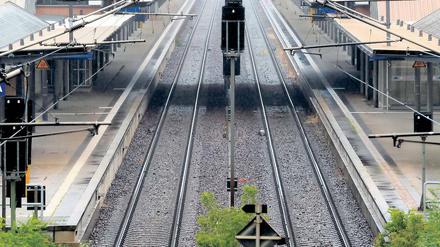 Leerer Bahnhof, leerer Äther. In Potsdam halten keine Fernzüge, auch auf kostenloses Internet muss verzichtet werden.