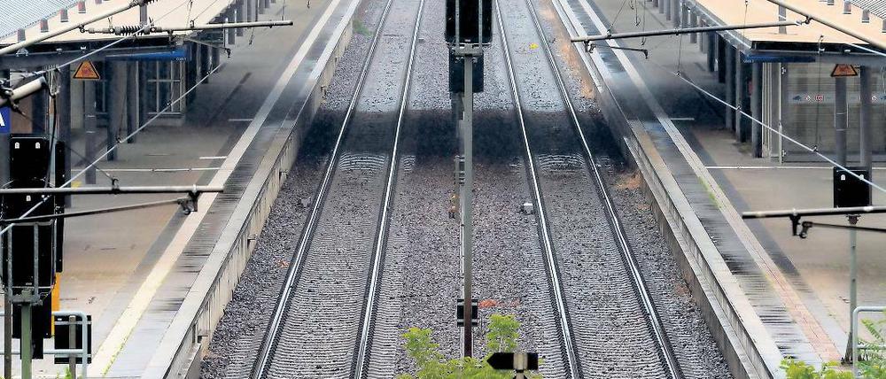Leerer Bahnhof, leerer Äther. In Potsdam halten keine Fernzüge, auch auf kostenloses Internet muss verzichtet werden.