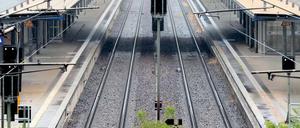 Leerer Bahnhof, leerer Äther. In Potsdam halten keine Fernzüge, auch auf kostenloses Internet muss verzichtet werden.