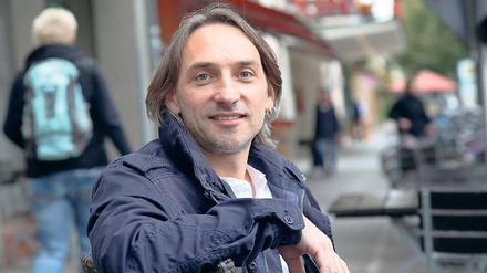 Muss alles im Blick haben. Lars Lange, selbstständiger Szenenbildner aus Potsdam, hat zuletzt mit Regisseur Christian Schwochow „Der Turm“ gedreht. Dafür gab es sogar den Adolf-Grimme-Preis. „Ich muss an alles denken, Perspektive, Kostüme, Farben, technische Effekte“, sagt der 44-Jährige über seine Arbeit.