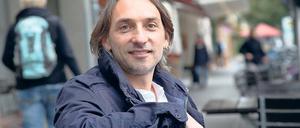 Muss alles im Blick haben. Lars Lange, selbstständiger Szenenbildner aus Potsdam, hat zuletzt mit Regisseur Christian Schwochow „Der Turm“ gedreht. Dafür gab es sogar den Adolf-Grimme-Preis. „Ich muss an alles denken, Perspektive, Kostüme, Farben, technische Effekte“, sagt der 44-Jährige über seine Arbeit.