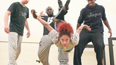 Haltet bloß die Frau fest! Georgina Leo Melody mit Timo Draheim, Prince Ofori und U-Gin Boateng (v.l.). Für das Stück „home 13“ teilen sich die Tänzer der Oxymoron Dance Company die Bühne mit dem New Ideas &amp; Chamber Orchestra aus Vilnius.