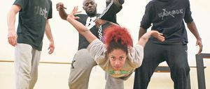 Haltet bloß die Frau fest! Georgina Leo Melody mit Timo Draheim, Prince Ofori und U-Gin Boateng (v.l.). Für das Stück „home 13“ teilen sich die Tänzer der Oxymoron Dance Company die Bühne mit dem New Ideas &amp; Chamber Orchestra aus Vilnius.