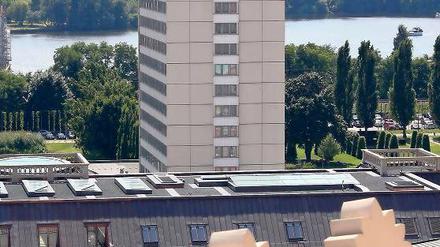 Das Mercure-Hotel: Über den Abriss des DDR-Hochhauses wird in Potsdam erbittert gestritten. Befürworter argumentieren, das Haus neben dem neuen Landtagsschloss passe nicht ins Stadtbild. Nun könnte das Gebäude aber möglicherweise saniert werden.