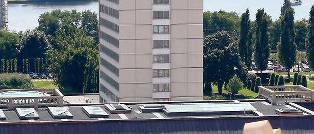 Das Mercure-Hotel: Über den Abriss des DDR-Hochhauses wird in Potsdam erbittert gestritten. Befürworter argumentieren, das Haus neben dem neuen Landtagsschloss passe nicht ins Stadtbild. Nun könnte das Gebäude aber möglicherweise saniert werden.