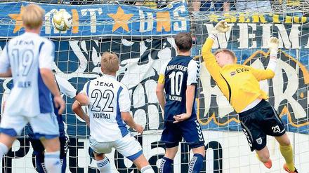 Die Entscheidung in Babelsberg. SVB-Torwart Dominik Feber (rechts) streckt sich hier vergeblich nach dem Kopfball Andis Shalas, der zum Jenaer Sieg im langen linken Dreiangel landet.