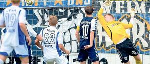 Die Entscheidung in Babelsberg. SVB-Torwart Dominik Feber (rechts) streckt sich hier vergeblich nach dem Kopfball Andis Shalas, der zum Jenaer Sieg im langen linken Dreiangel landet.