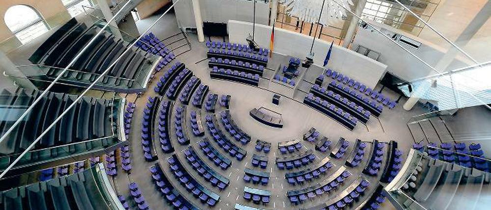 Hohes Haus von oben. Im Bundestag warten die Plätze auf die neuen Abgeordneten und der Bundesadler auf seine Beute.