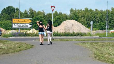 Bei der Arbeit. Auf einer Landstraße zwischen Groß Glienicke und Seeburg bieten sich Prostituierte an. Angeblich stammen sie aus Osteuropa.