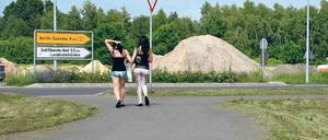 Bei der Arbeit. Auf einer Landstraße zwischen Groß Glienicke und Seeburg bieten sich Prostituierte an. Angeblich stammen sie aus Osteuropa.