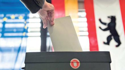 An die Urnen, fertig, los. Um 16 Uhr lag die Beteiligung an der Bundestagswahl in Berlin bei 58,4 Prozent und damit 2,3 Prozentpunkte höher als bei der Wahl 2009.
