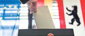 An die Urnen, fertig, los. Um 16 Uhr lag die Beteiligung an der Bundestagswahl in Berlin bei 58,4 Prozent und damit 2,3 Prozentpunkte höher als bei der Wahl 2009.