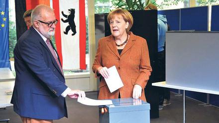 Merkels Stimme. Wahlvorstand Rüdiger Reich entgeht nichts.