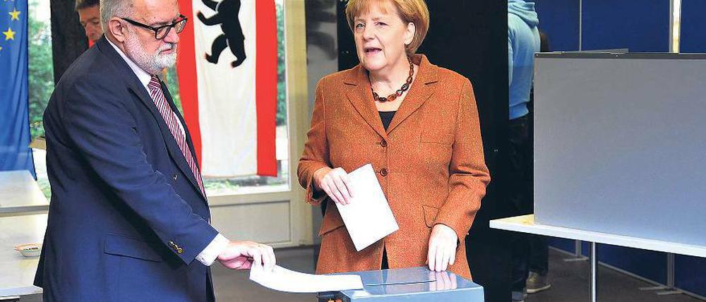 Merkels Stimme. Wahlvorstand Rüdiger Reich entgeht nichts.