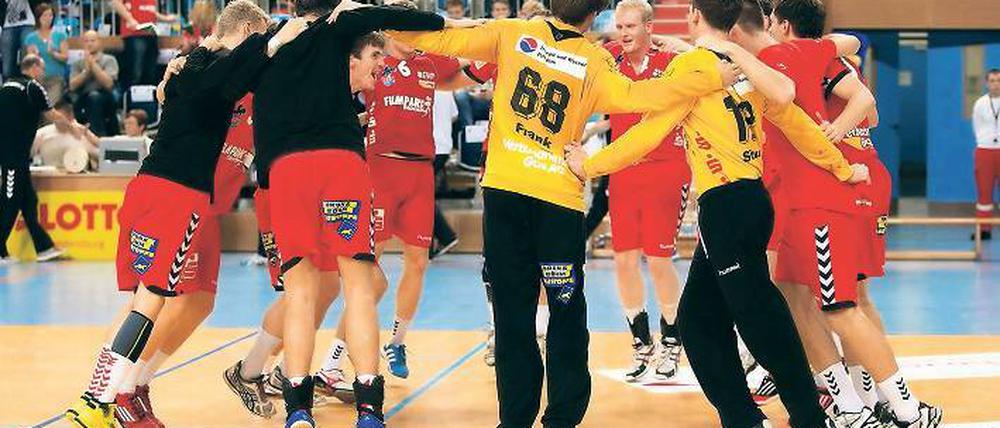 Geschafft! Erleichtert jubelten Potsdams VfL-Handballer am späten Sonntagnachmittag nach ihrem 27:23-Heimsieg im Prestige- und Landesderby gegen den Oranienburger HC.