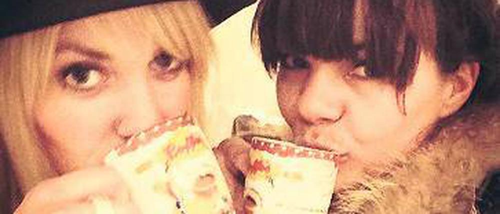 Kaffeepause. Sarah Domke (l.) und Nadine Zechlin erholen sich vom Ladenbau.