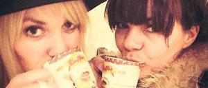 Kaffeepause. Sarah Domke (l.) und Nadine Zechlin erholen sich vom Ladenbau.