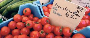 „Können Sie mir sagen, was diese Tomaten da kosten?“ Im Supermarkt wurde Antje Rávic Strubel diese Frage gestellt. Daraus entwickelte sich ein Gespräch und einige grundlegende Gedanken.
