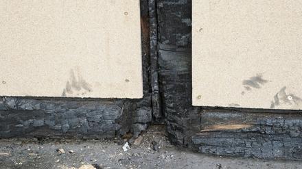 Spuren von Hass: Vor einem künftigen Flüchtlingsheim in Premnitz haben offenbar Rechte Feuer gelegt.