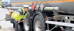 Mit kritischem Blick. Die Polizeidirektionen in Sachsen-Anhalt und Brandenburg haben am Mittwoch länderübergreifend an mehreren Standorten Verkehrskontrollen des Güterkraftverkehrs auf der Bundesautobahn A 2 durchgeführt.