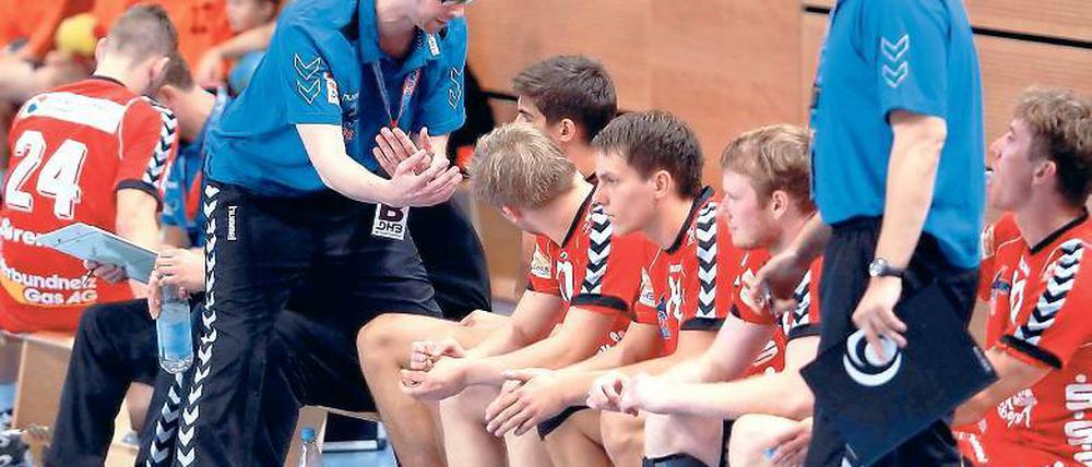 Agieren am Spielfeldrand. Potsdams neuer Coach Jens Deffke (l.) erläutert hier einigen seiner Spieler seine Vorstellungen während der VfL- Heimpartie gegen GWD Minden II. Am Sonntag kommt sein Ex-Verein Oranienburger HC. Rechts Co-Trainer Marc Thiele.