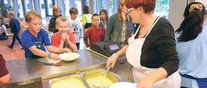 Lecker. Sodexo-Essen wollten die Kinder nicht. Seit der Caterer weg ist, hat Roswitha Falkenberg alle Hände voll zu tun.