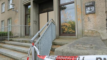 Überreste des Feuers vor der ehemaligen Förderschule in Premnitz:. Unbekannte hatten einen Brand im Eingangsbereich des Gebäudes gelegt, das zu einer Sammelunterkunft für 90 Asylbewerber ausgebaut werden soll.