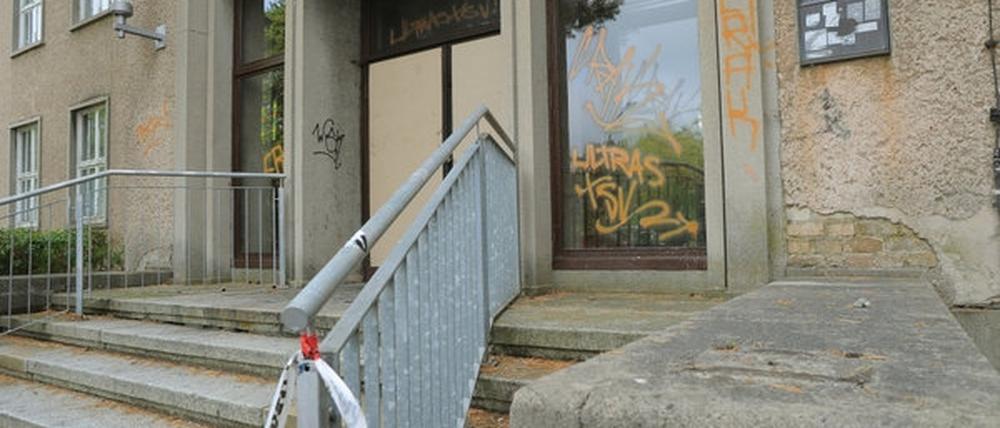 Überreste des Feuers vor der ehemaligen Förderschule in Premnitz:. Unbekannte hatten einen Brand im Eingangsbereich des Gebäudes gelegt, das zu einer Sammelunterkunft für 90 Asylbewerber ausgebaut werden soll.
