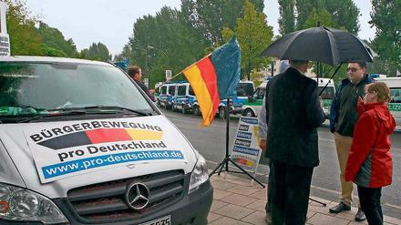 Abgeschottet. Eine Wand aus Polizeiwagen schirmte die Kundgebung ab.