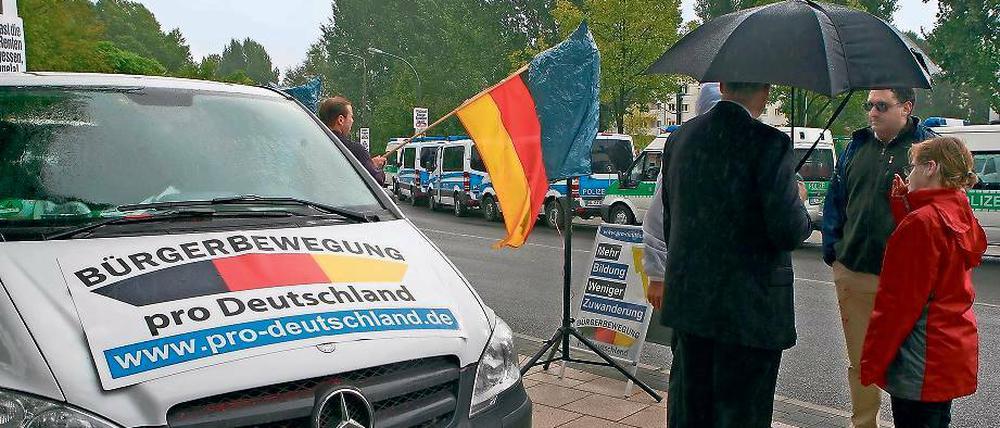 Abgeschottet. Eine Wand aus Polizeiwagen schirmte die Kundgebung ab.