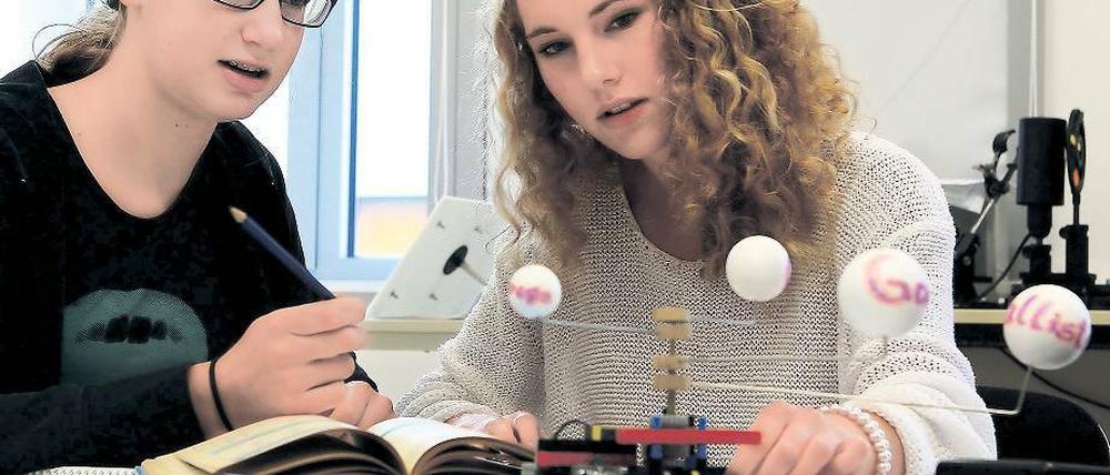 Lauf der Planeten. Lara Tauch und Nina Zahn (v.l.) mit dem Modell.
