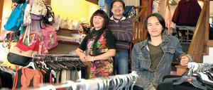 Wollen nicht weg aus ihrem Kiez. Kim Ngan Phung, ihr Mann, der ehemalige Vertragsarbeiter Quoc Tuan Nguyen, und der gemeinsame Sohn Hai Long Nguyen (v.l.). Sie feiern das vietnamesische Neujahrsfest, haben einige buddhistische Traditionen behalten – aber einen Weihnachtsbaum gibt es bei ihnen mittlerweile auch.
