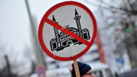 Können keine fremden Götter neben sich dulden: die Rechtspopulisten von "Pro Deutschland" haben den Islam zu ihrem Feindbild erklärt.