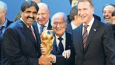Hand am Cup. Scheich Hamad bin Khalifa Al-Thani (l.) durfte sich 2010 über den WM-Zuschlag für Katar freuen.