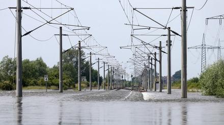 Hochwasser in Sachsen-Anhalt hat die Bahnverbindung Berlin-Hannover zerstört.