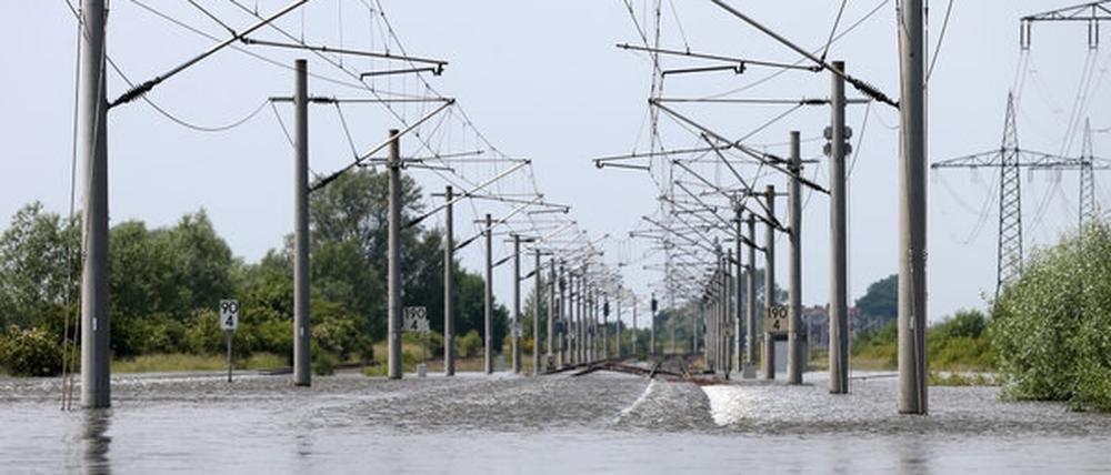 Hochwasser in Sachsen-Anhalt hat die Bahnverbindung Berlin-Hannover zerstört.